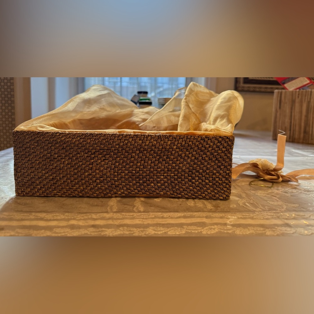 ❤️ New Elegant Box with Gold Sheer fabric cover with a Floral Accent - Picture 12 of 15